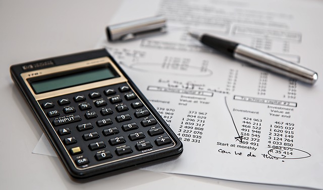 Calculator with a financial report.
